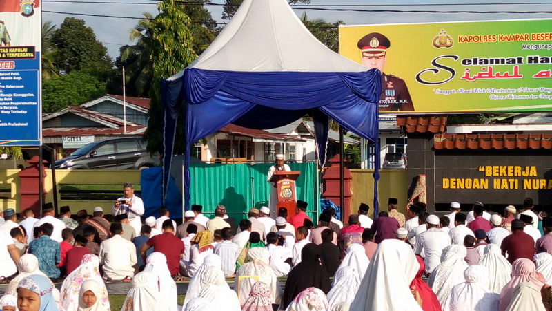 Keluarga Besar Polres dan Warga Kampar Shalat Idul Adha di Masjid Al-Ikhlas